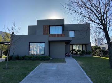 Casa · 250m² · 3 Dormitorios · 2 Cocheras · Alquiler Temporario Casa en Barrio Lagos del Norte