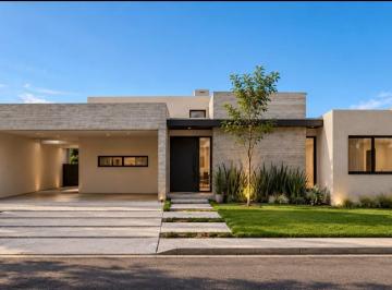 Casa · 684m² · 3 Dormitorios · Venta - Casa de 3 Dorm., 3 Baños, Pileta y Cochera Para 2 Vehículos - Don Mateo, Funes