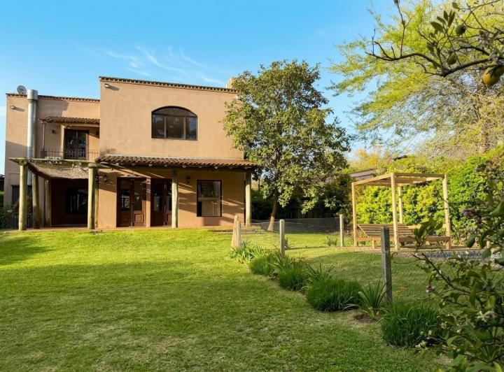 Casa · 220m² · 5 Ambientes · 4 Cocheras