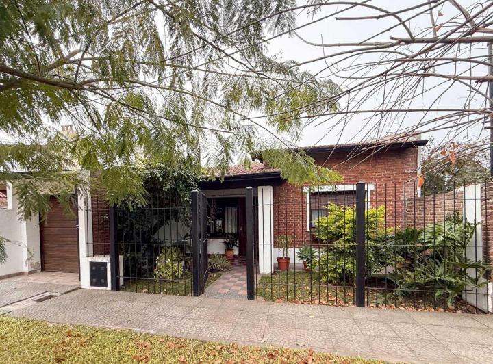 Casa · 100m² · 4 Ambientes · 2 Cocheras