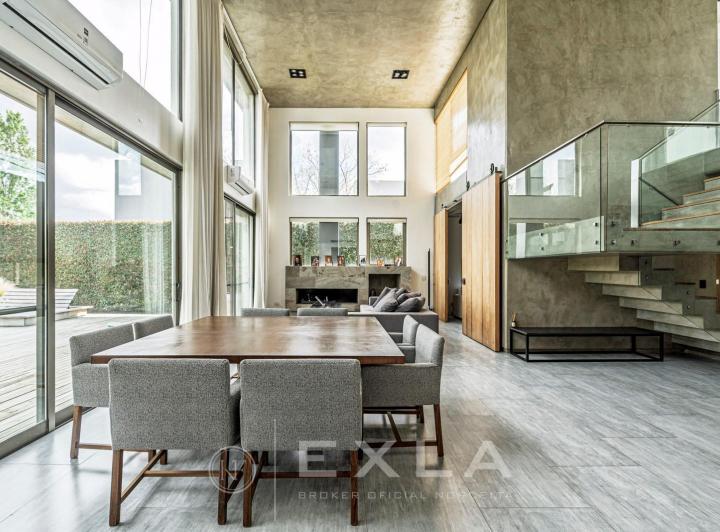 Casa · 332m² · 6 Ambientes · 2 Cocheras