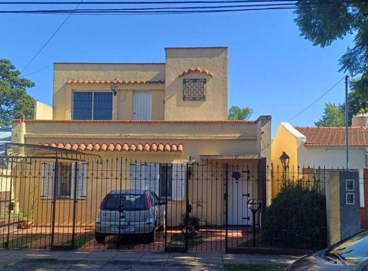 Casa · 160m² · 4 Ambientes · 1 Cochera