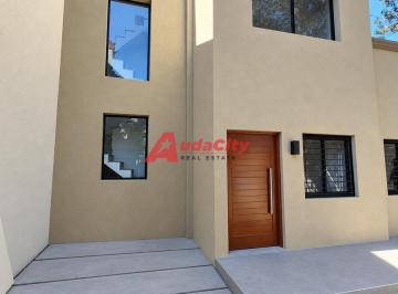 Casa · 96m² · 4 Ambientes · 1 Cochera · Casa Triplex 4 Ambientes con Cochera y Terraza en Venta en El Palomar Financiación
