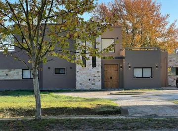 Casa · 181m² · 5 Ambientes · 2 Cocheras · Venta Casa Lote 2000 m² Barrio Cerrado Luján