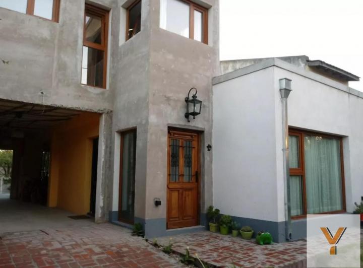 Casa · 180m² · 3 Ambientes · 2 Cocheras