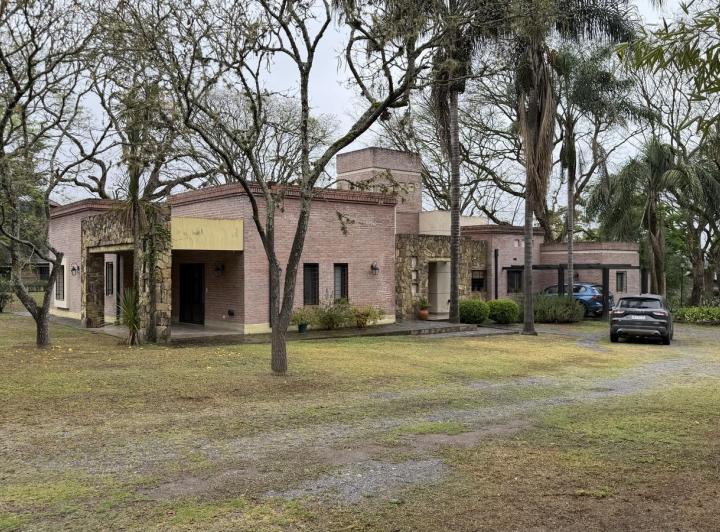 Casa · 326m² · 6 Ambientes · 2 Cocheras