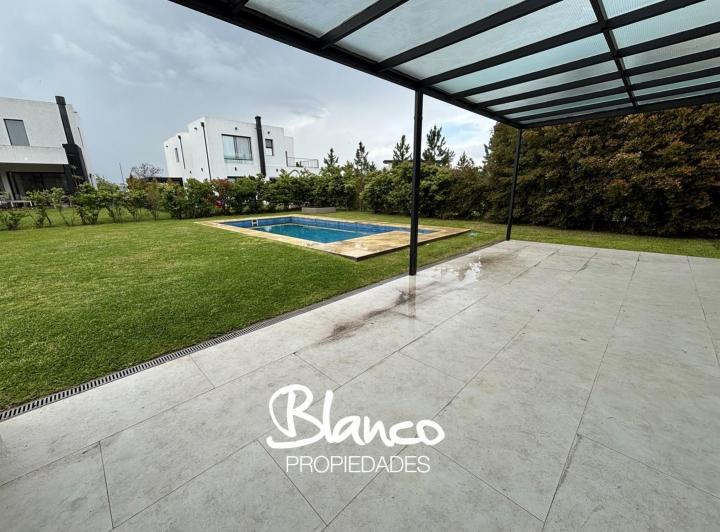 Casa · 202m² · 4 Ambientes · 2 Cocheras