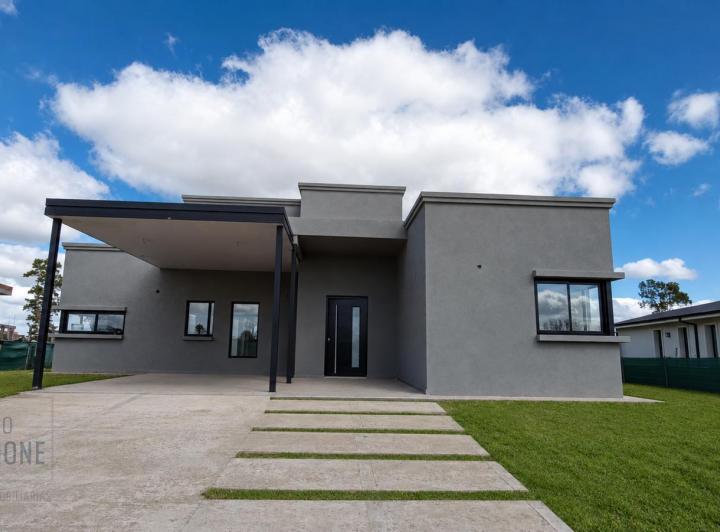 Casa · 140m² · 4 Ambientes · 2 Cocheras