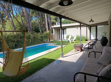 Casa · 185m² · 4 Ambientes · 1 Cochera · Casa con Pileta en El Bosque de Dunamar