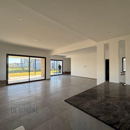 Casa · 156m² · 4 Ambientes · 2 Cocheras