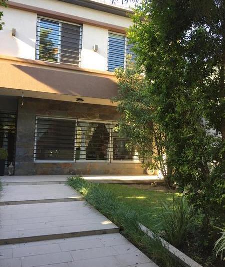 Casa · 253m² · 3 Dormitorios · 2 Cocheras