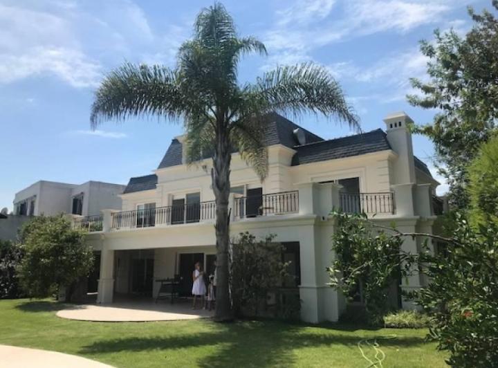 Casa · 500m² · 6 Ambientes · 1 Cochera
