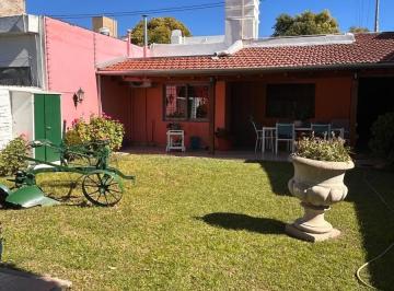 Casa · 305m² · 4 Ambientes · 1 Cochera · Casa 2 Dor C/ Cochera - Apta Crédito - Las Flores