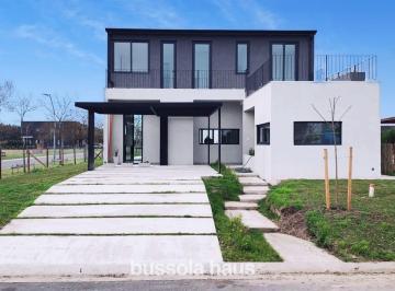 Casa · 210m² · 5 Ambientes · 2 Cocheras · Casa a La Venta en Araucarias Puertos Escobar