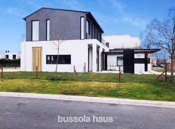 Casa · 210m² · 5 Ambientes · 2 Cocheras · Casa a La Venta en Araucarias Puertos Escobar