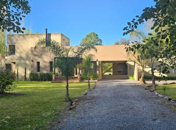 Casa · 186m² · 4 Ambientes · 2 Cocheras · Venta Casa 13.000 m² Campos de Roca 5 Ambientes