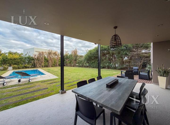 Casa · 200m² · 5 Ambientes · 4 Cocheras