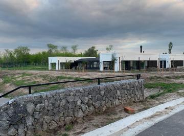 Terreno · 813m² · Lote en Venta en Barrio con Gran Potencial Lote N70 - Estancia Carabassa - Oportunidad