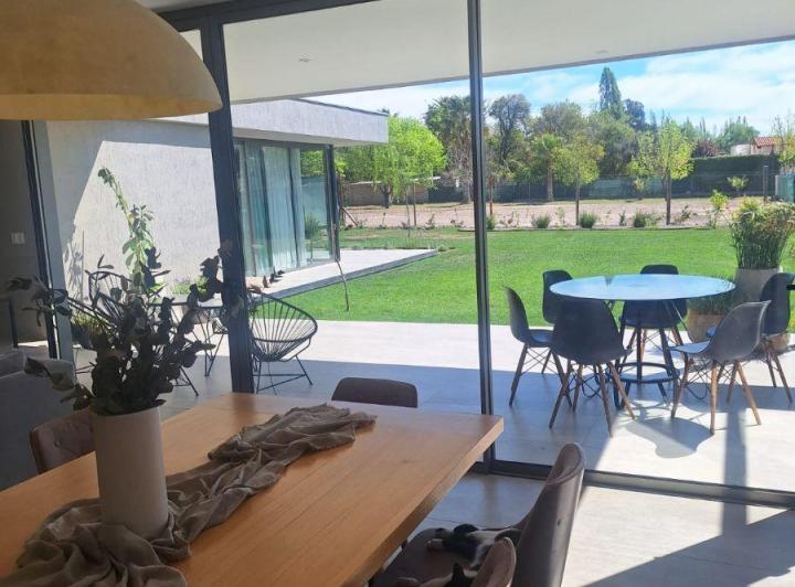 Casa · 300m² · 7 Ambientes · 2 Cocheras