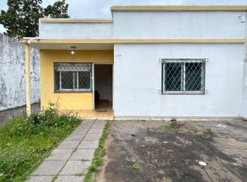 Casa · 2 Ambientes · 1 Cochera · Casa de 2 Dormitorio con Entradada de Auto y Patio!