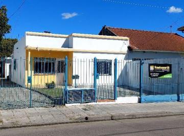 Casa · 2 Ambientes · 1 Cochera · Casa de 2 Dormitorio con Entradada de Auto y Patio!