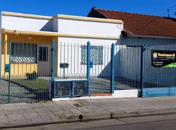 Casa · 2 Ambientes · 1 Cochera · Casa de 2 Dormitorio con Entradada de Auto y Patio!