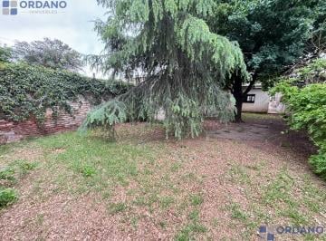 Casa · 230m² · 2 Dormitorios · 1 Cochera · Casa en Venta 3 Dorm. con Patio No Apto Credito B° Pueyrredon