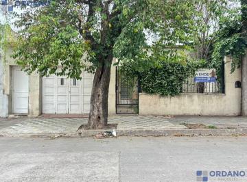 Casa · 230m² · 2 Dormitorios · 1 Cochera · Casa en Venta 3 Dorm. con Patio No Apto Credito B° Pueyrredon