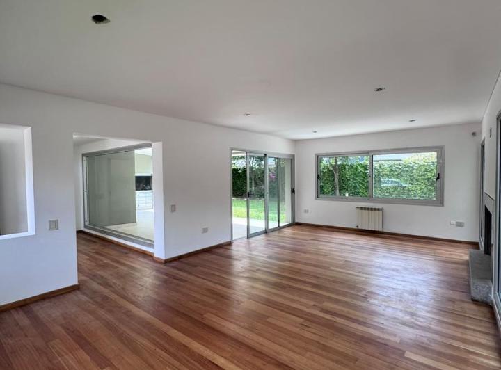 Casa · 270m² · 6 Ambientes · 2 Cocheras