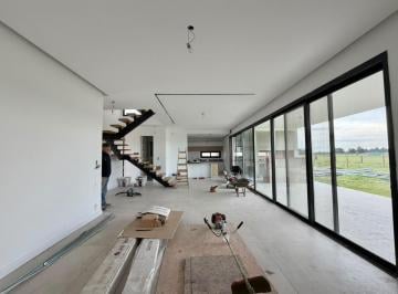 Casa · 230m² · 4 Ambientes · 1 Cochera · Casa en Barrio Los Pasos 3
