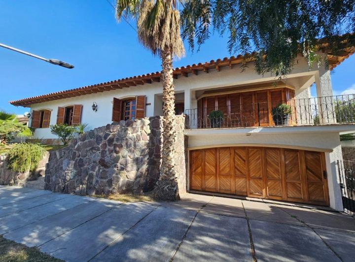Casa · 344m² · 7 Ambientes · 2 Cocheras