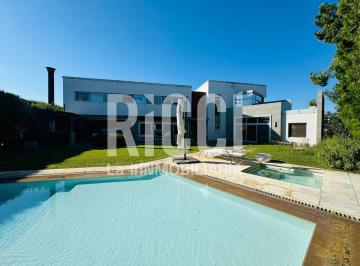 Casa · 450m² · 6 Ambientes · 2 Cocheras · Casa en Venta con Piscina Los Troncos Berazategui