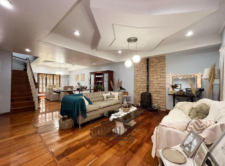 Casa · 250m² · 5 Ambientes · 1 Cochera