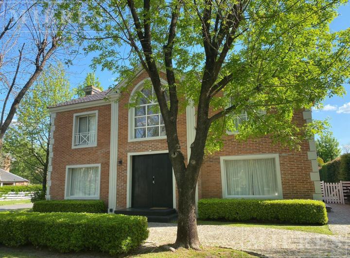 Casa · 230m² · 5 Ambientes · 2 Cocheras