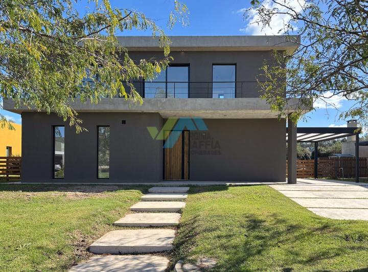 Casa · 257m² · 5 Ambientes · 2 Cocheras