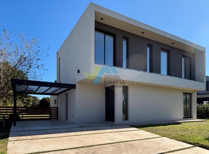 Casa · 235m² · 5 Ambientes · 2 Cocheras
