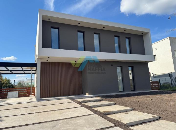 Casa · 245m² · 5 Ambientes · 2 Cocheras