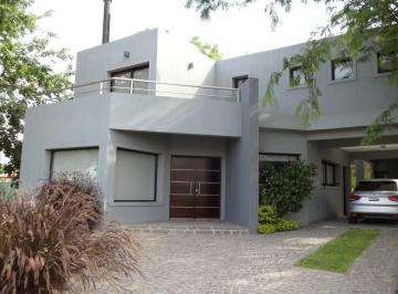 Casa · 220m² · 4 Ambientes · 1 Cochera · Casa en Alquiler