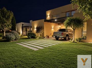 Casa · 200m² · 5 Ambientes · Casa en Venta - 4 Dorm. 4 Baños - 200 m - San Bernardo del Tuyu