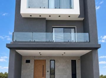 Casa de 7 ambientes, Córdoba · Dueña Vende Triplex/casa/duplex Frente a Espacio Vende, 4 Dorm.