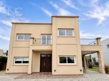 Casa · 243m² · 5 Ambientes · 2 Cocheras · Casa de 5 Ambientes en Alquiler Barrancas de Iraola!