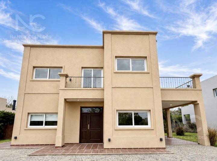 Casa · 243m² · 5 Ambientes · 2 Cocheras