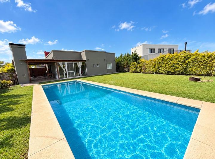 Casa · 145m² · 4 Ambientes · 2 Cocheras