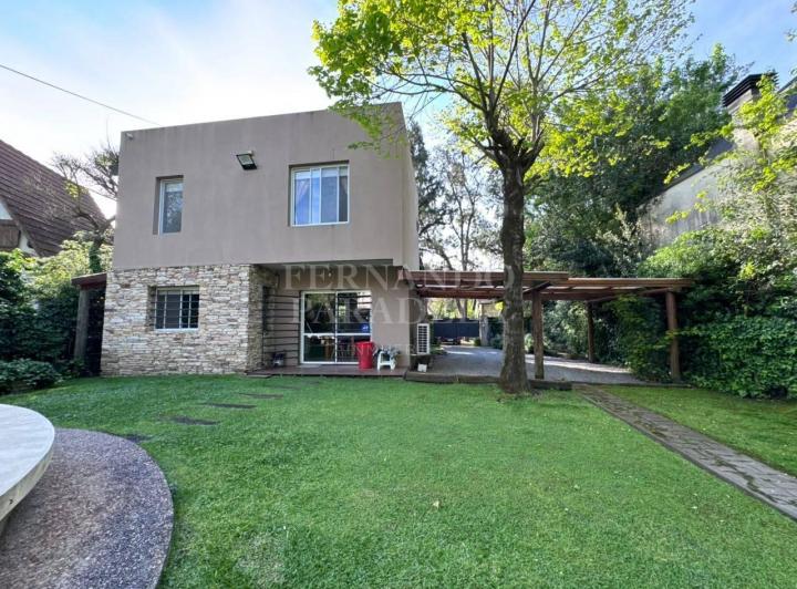 Casa · 240m² · 4 Ambientes · 2 Cocheras