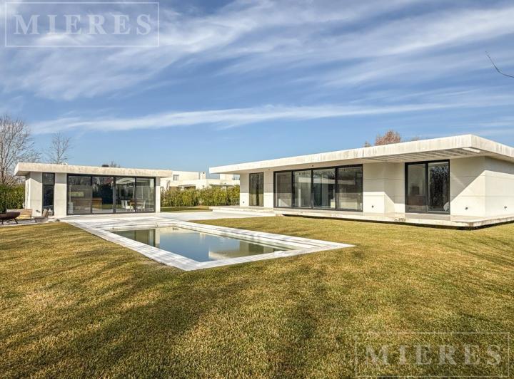 Casa · 465m² · 6 Ambientes · 2 Cocheras
