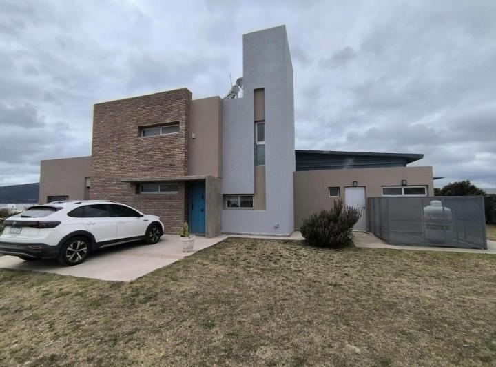 Casa · 275m² · 4 Ambientes · 1 Cochera