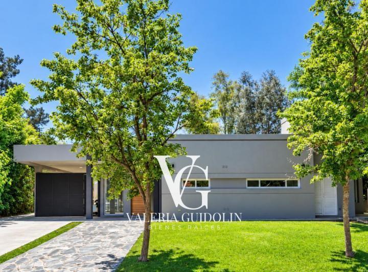 Casa · 149m² · 5 Ambientes · 4 Cocheras