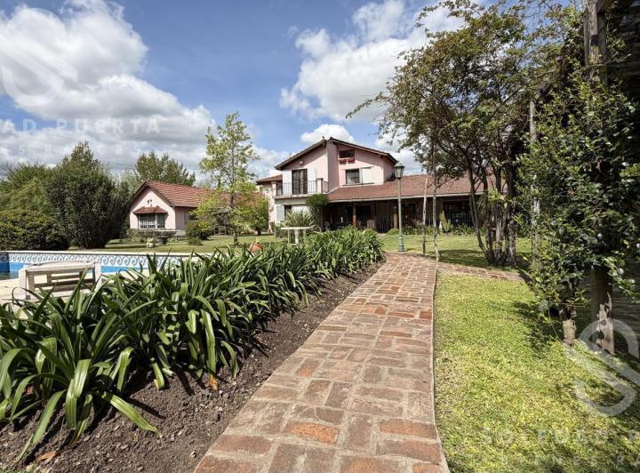 Casa · 234m² · 5 Ambientes · 2 Cocheras