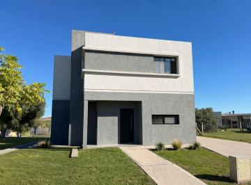 Casa de 4 ambientes, Pilar · Casa 4 Ambientes con Pileta en San Ramiro