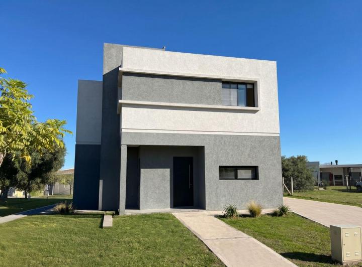Casa · 160m² · 4 Ambientes · 2 Cocheras